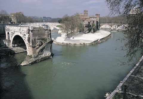 Photo of the River Tiber looking north with the Tiber Island in the center.